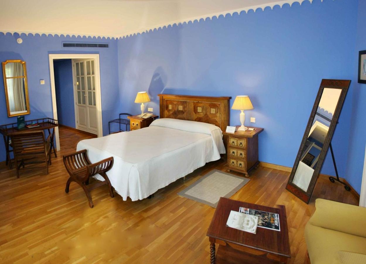 Hotel Alcazar De La Reina Carmona Kültér fotó